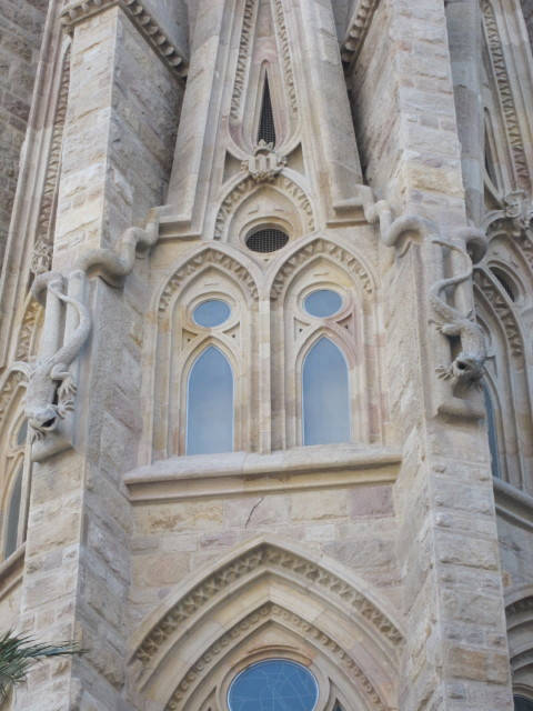 image shows: Lizards(?) crawling down Sagrada Familia