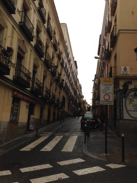 image shows: Madrid has very narrow streets